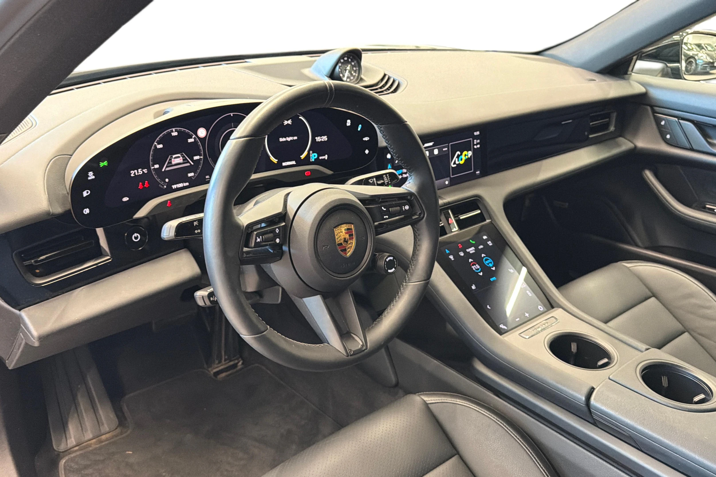 musta Porsche Taycan 2021 kuva 6.