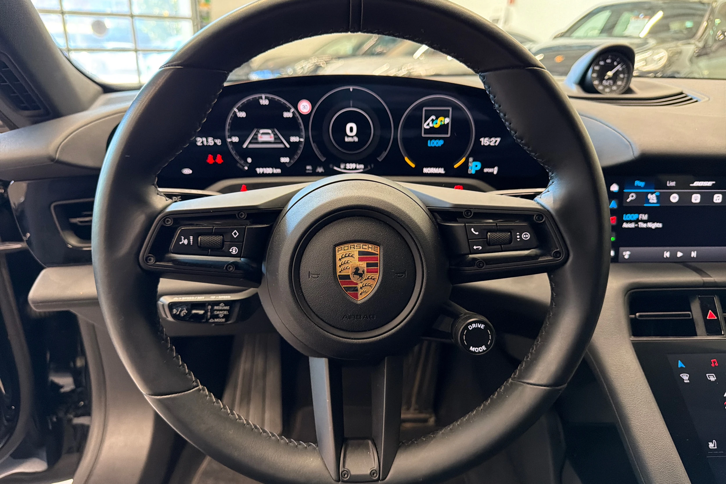musta Porsche Taycan 2021 kuva 14.