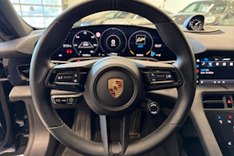 musta Porsche Taycan 2021 kuva 14.