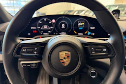 musta Porsche Taycan 2021 kuva 15.