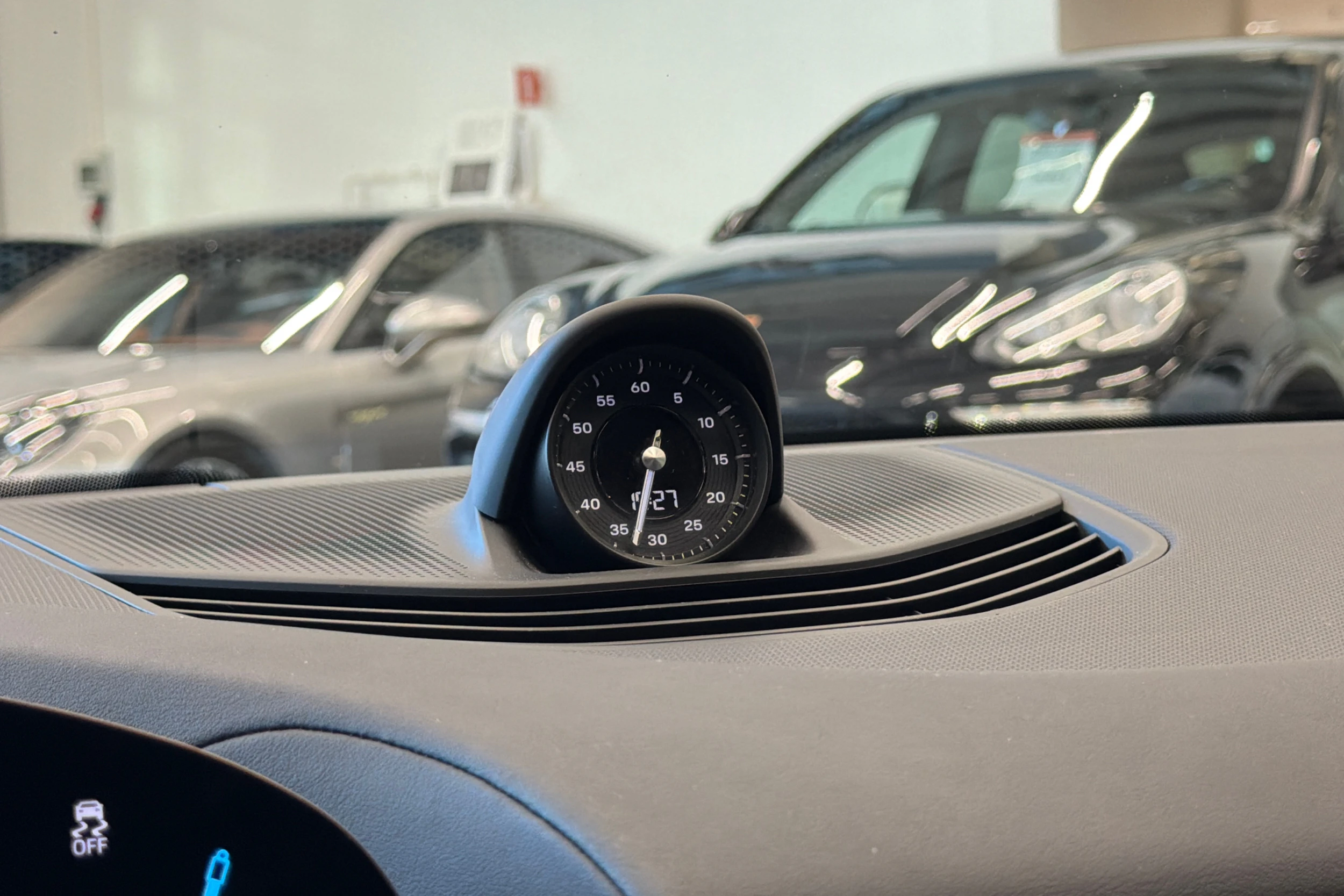 musta Porsche Taycan 2021 kuva 19.