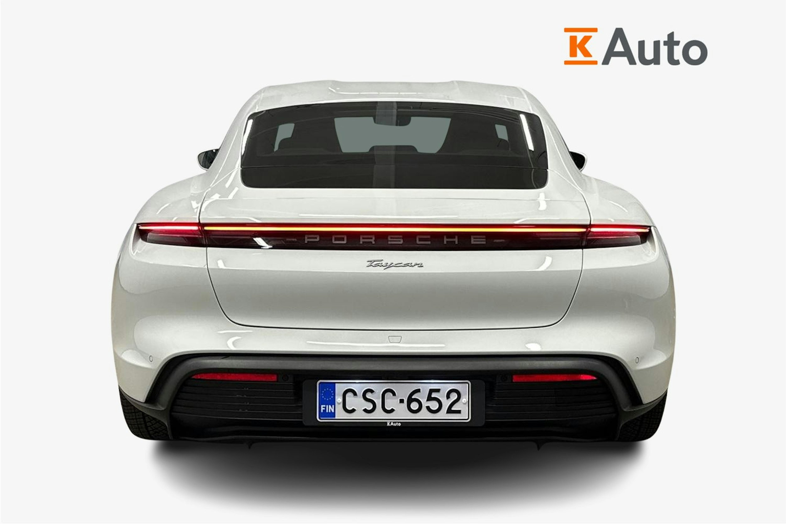 valkoinen Porsche Taycan 2022 kuva 3.