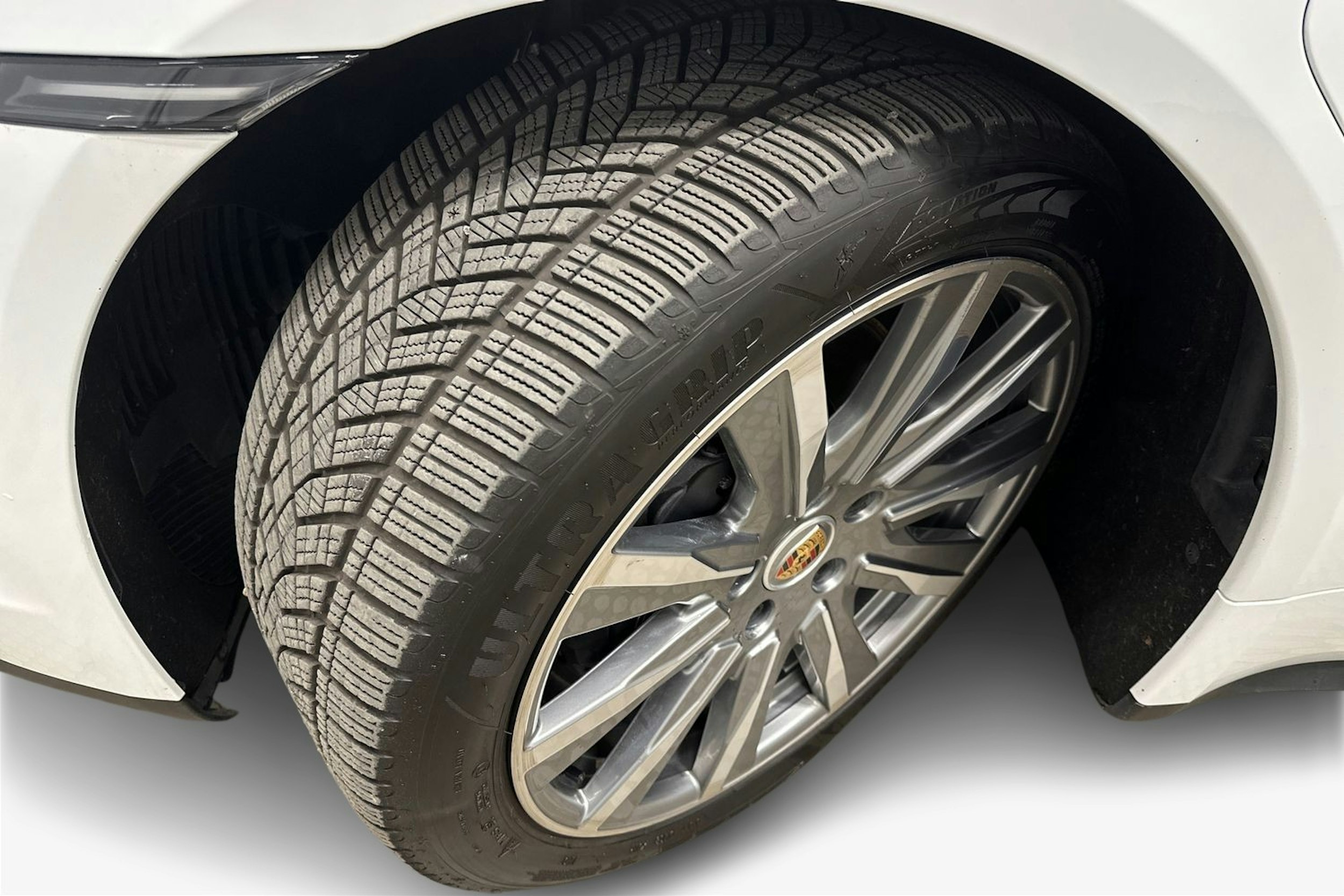 valkoinen Porsche Taycan 2022 kuva 11.