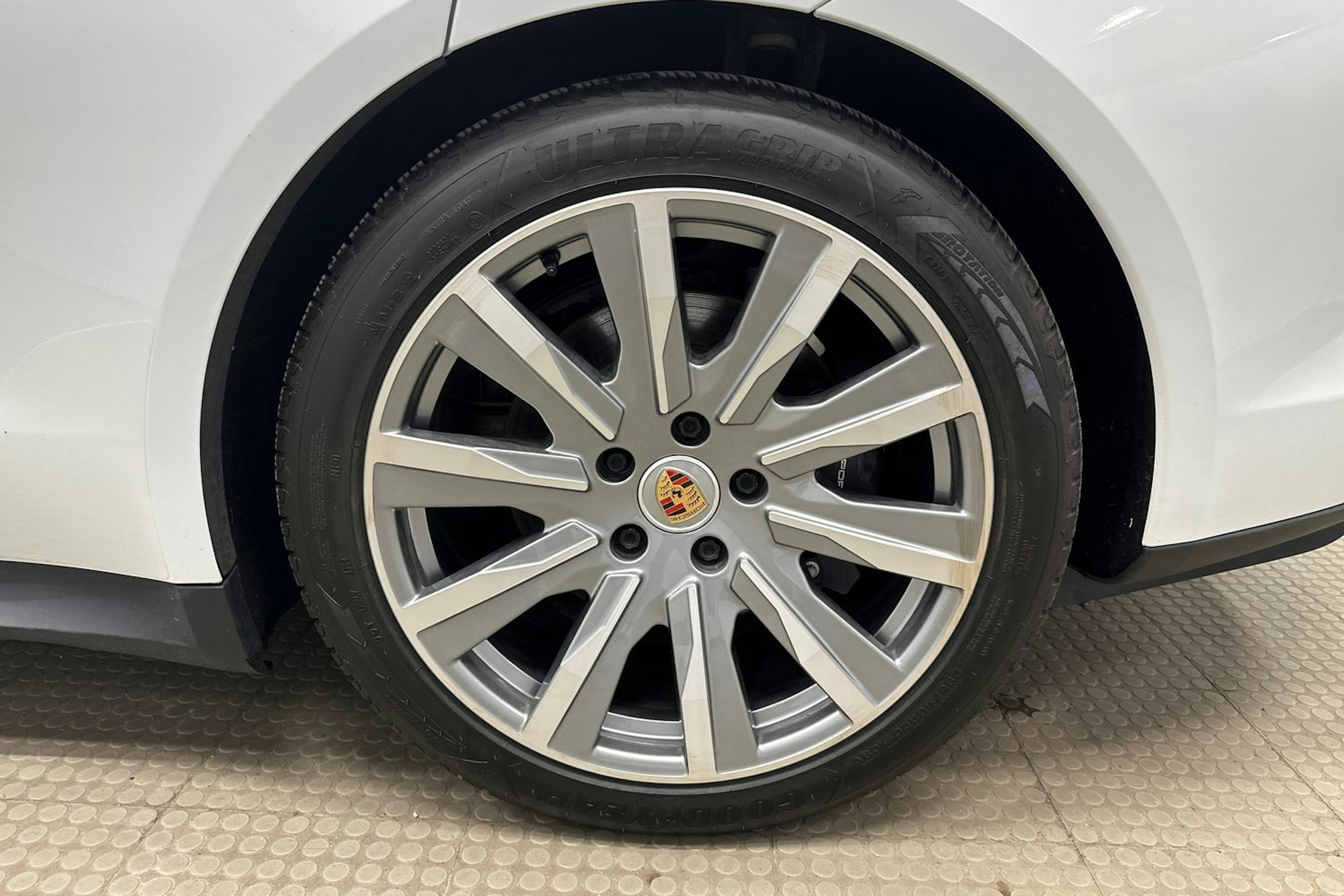 valkoinen Porsche Taycan 2022 kuva 13.
