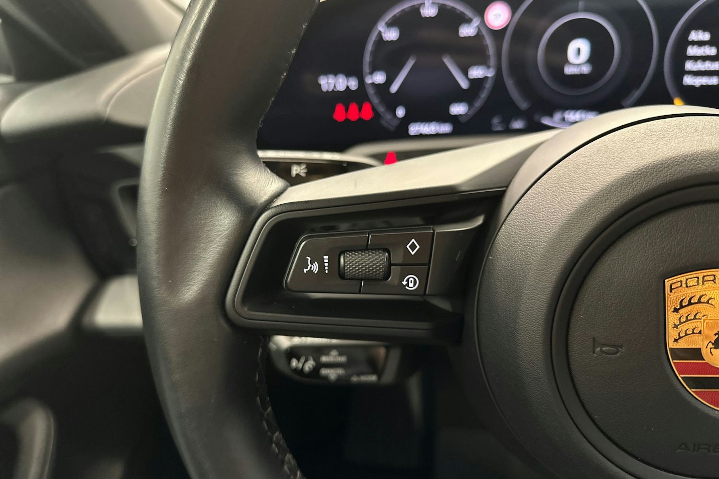 valkoinen Porsche Taycan 2022 kuva 15.