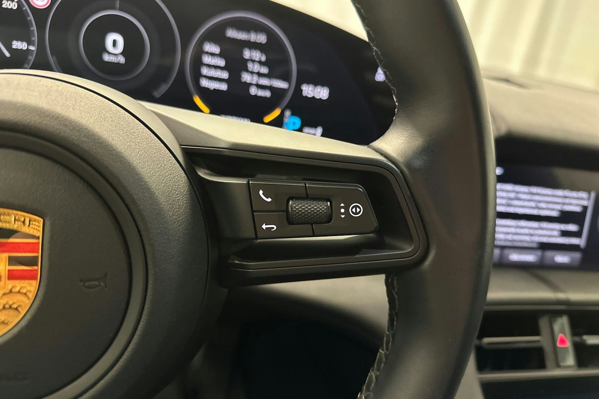 valkoinen Porsche Taycan 2022 kuva 16.