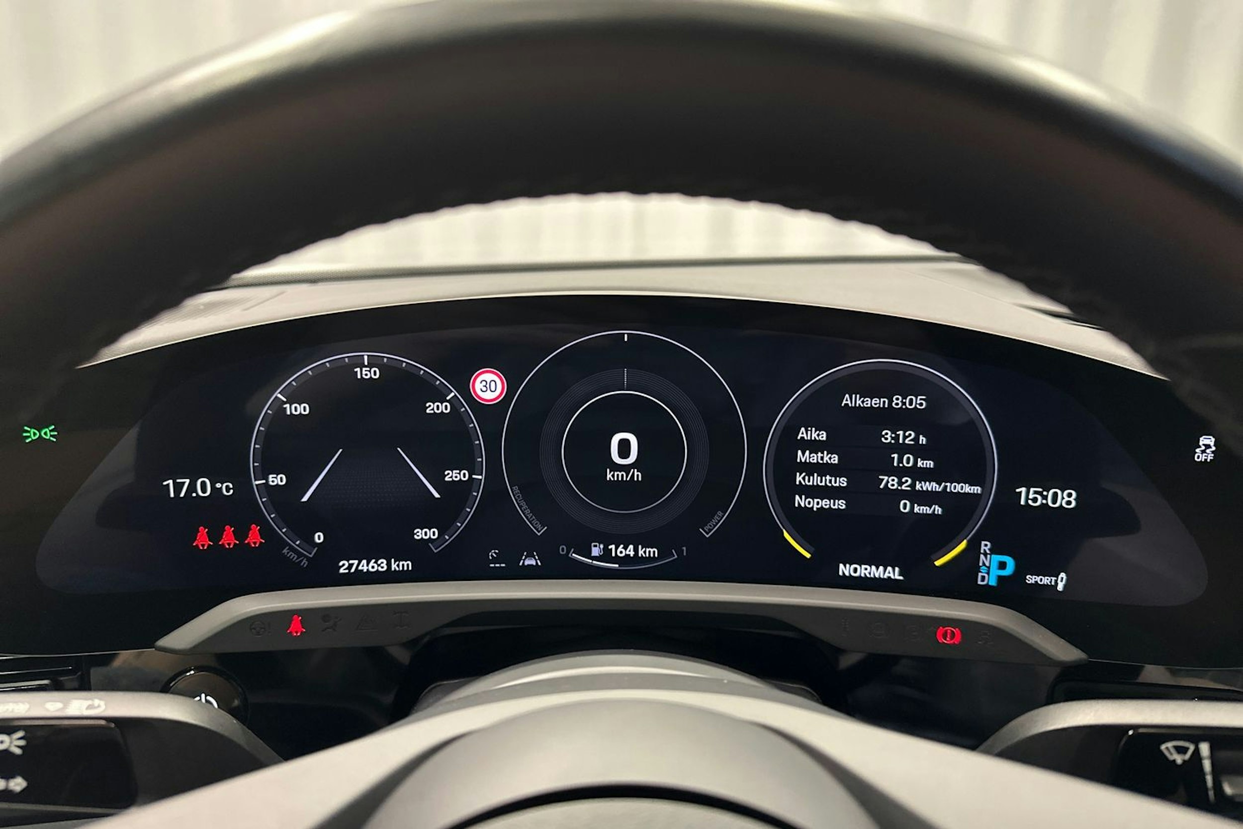 valkoinen Porsche Taycan 2022 kuva 18.