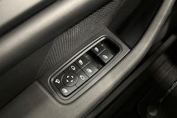 valkoinen Porsche Taycan 2022 kuva 19.
