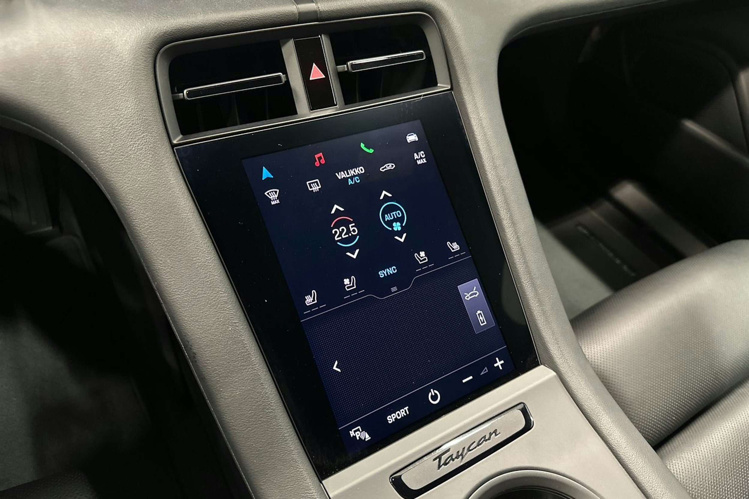valkoinen Porsche Taycan 2022 kuva 25.