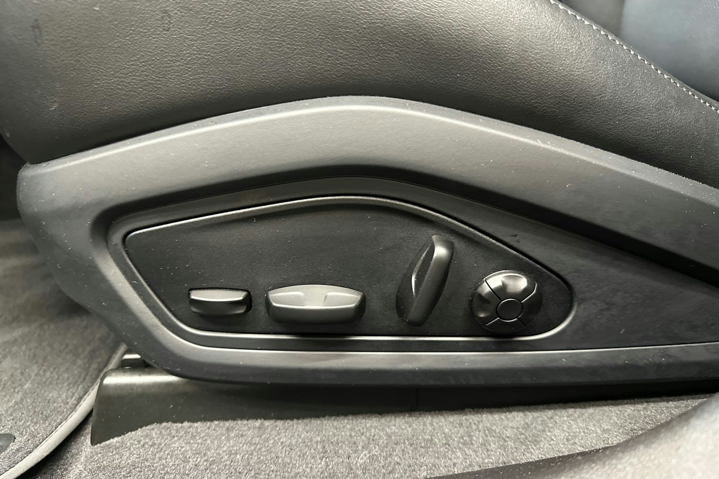 valkoinen Porsche Taycan 2022 kuva 27.
