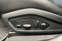 valkoinen Porsche Taycan 2022 kuva 27.