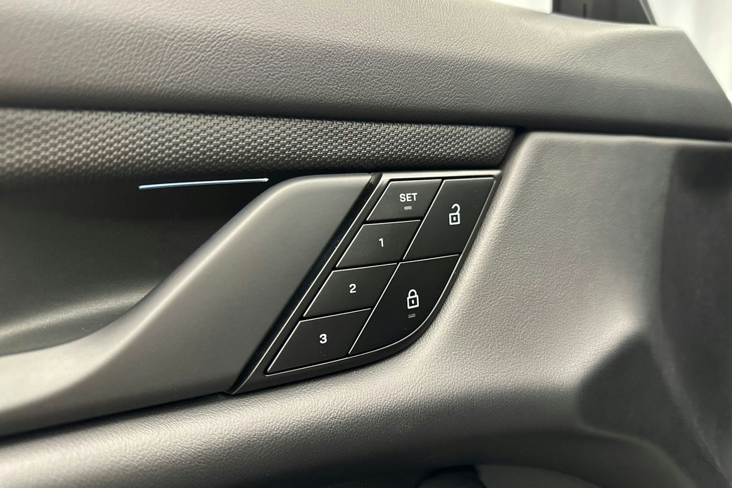 valkoinen Porsche Taycan 2022 kuva 28.