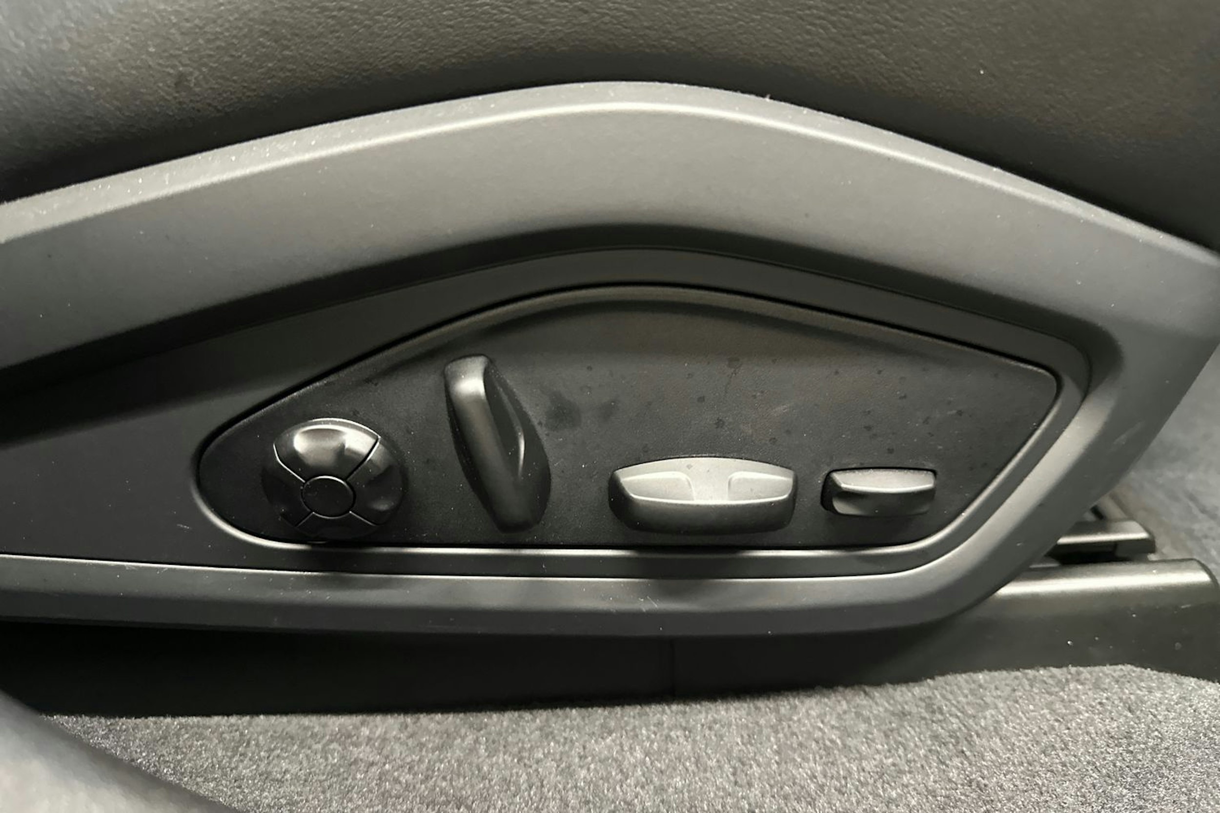 valkoinen Porsche Taycan 2022 kuva 29.