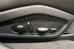 valkoinen Porsche Taycan 2022 kuva 29.