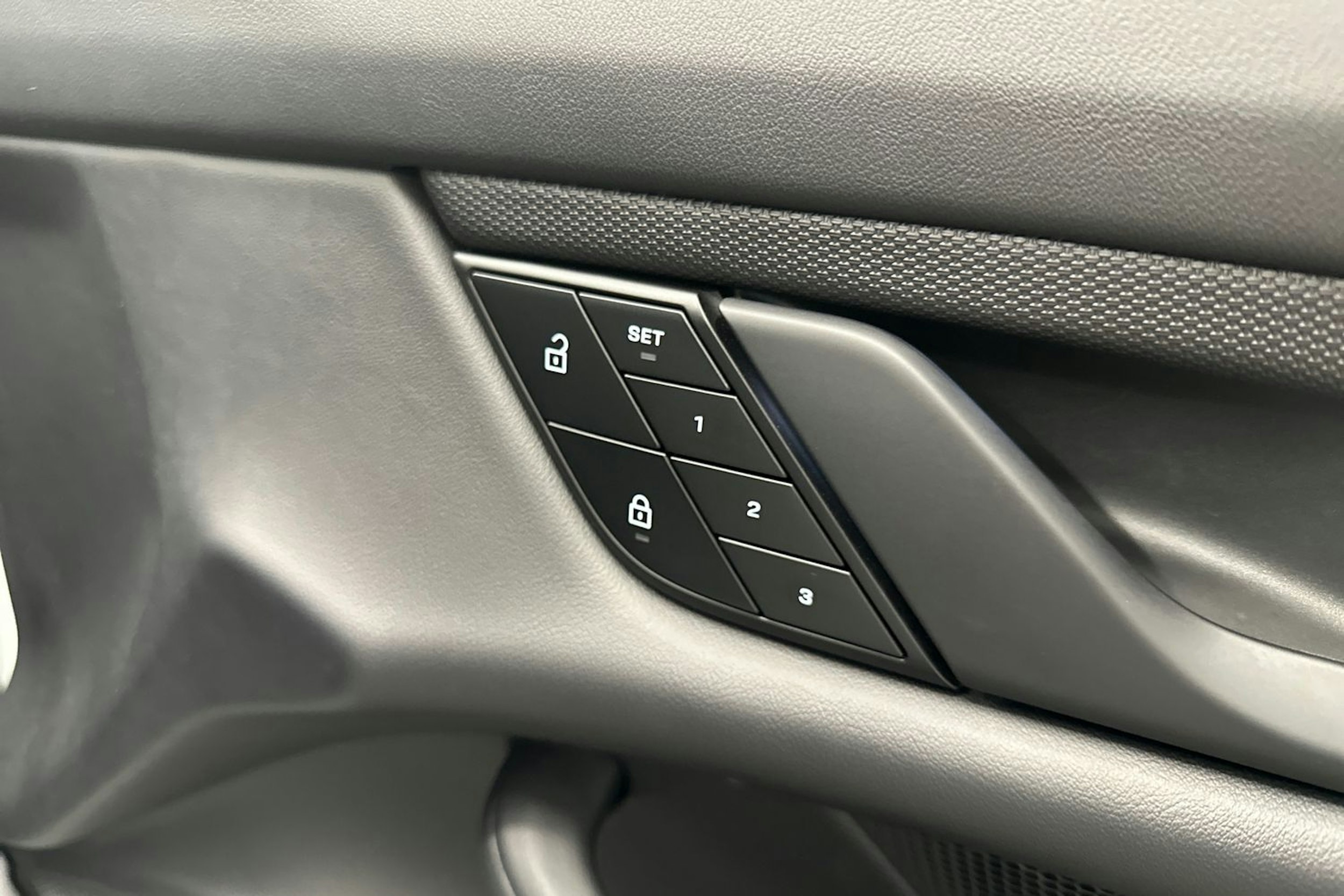 valkoinen Porsche Taycan 2022 kuva 30.