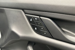 valkoinen Porsche Taycan 2022 kuva 30.