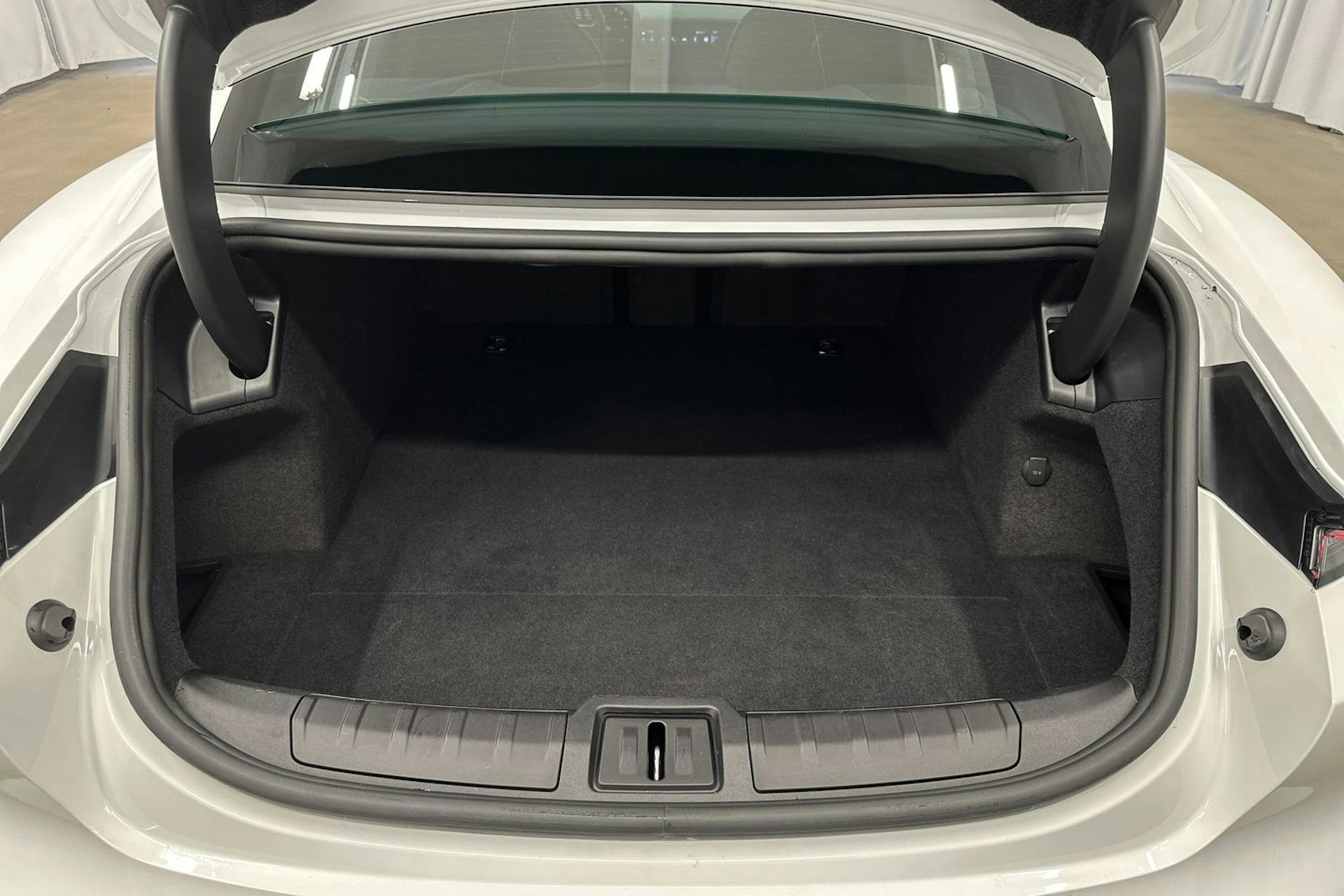valkoinen Porsche Taycan 2022 kuva 31.