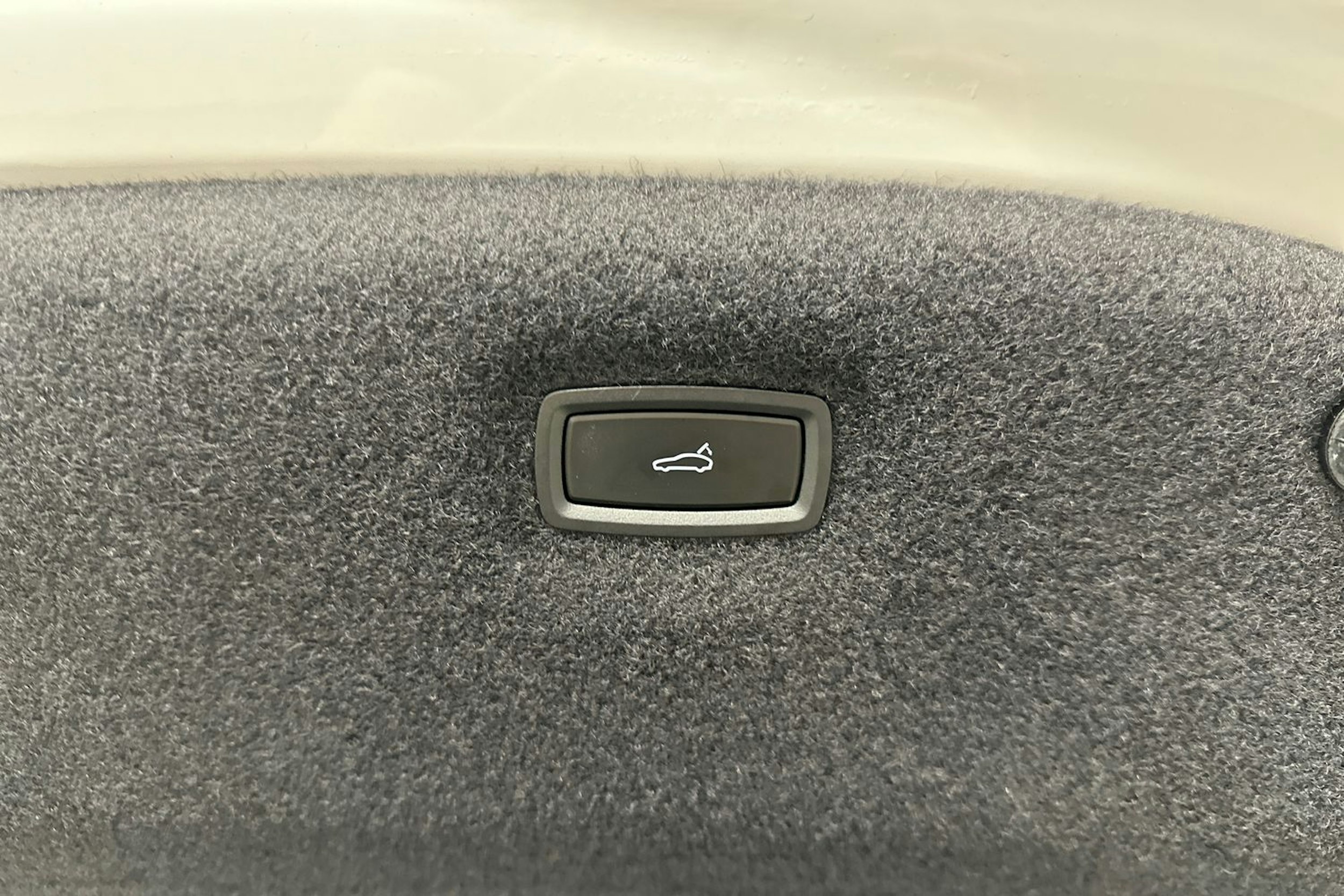 valkoinen Porsche Taycan 2022 kuva 32.