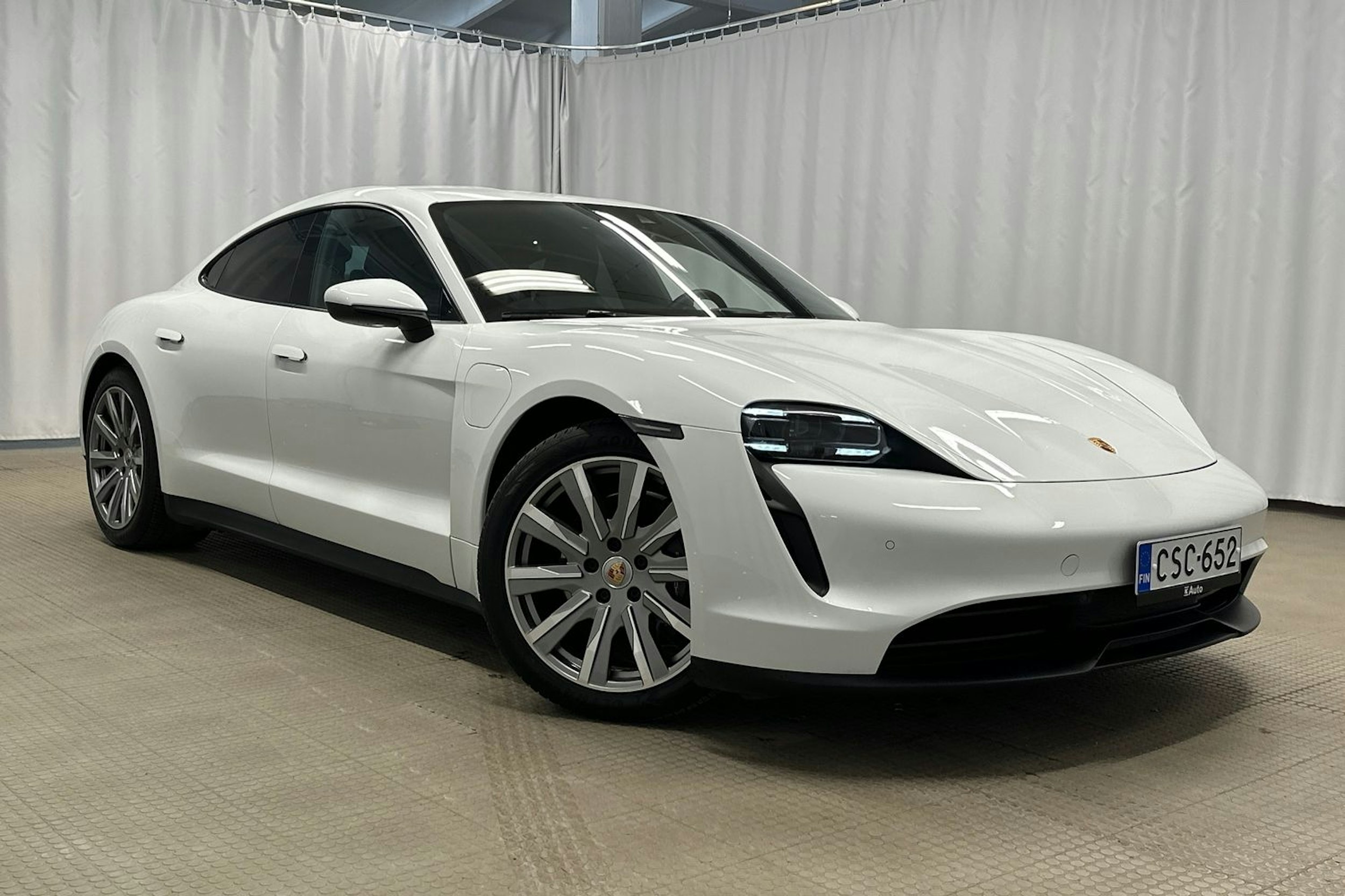 valkoinen Porsche Taycan 2022 kuva 34.