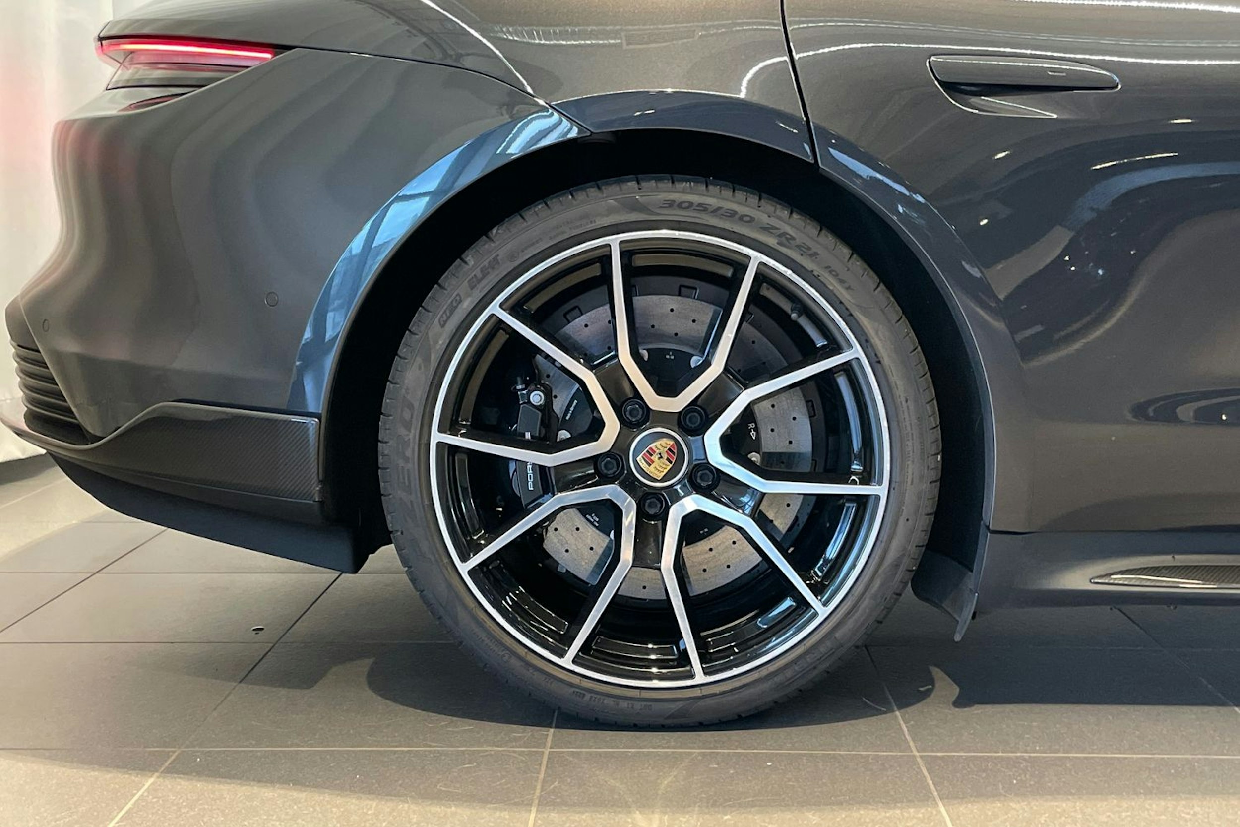 musta Porsche Taycan 2022 kuva 10.