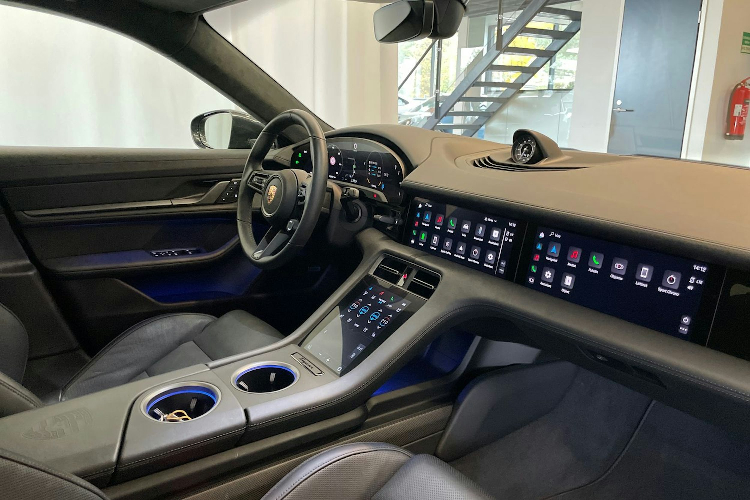 musta Porsche Taycan 2022 kuva 11.