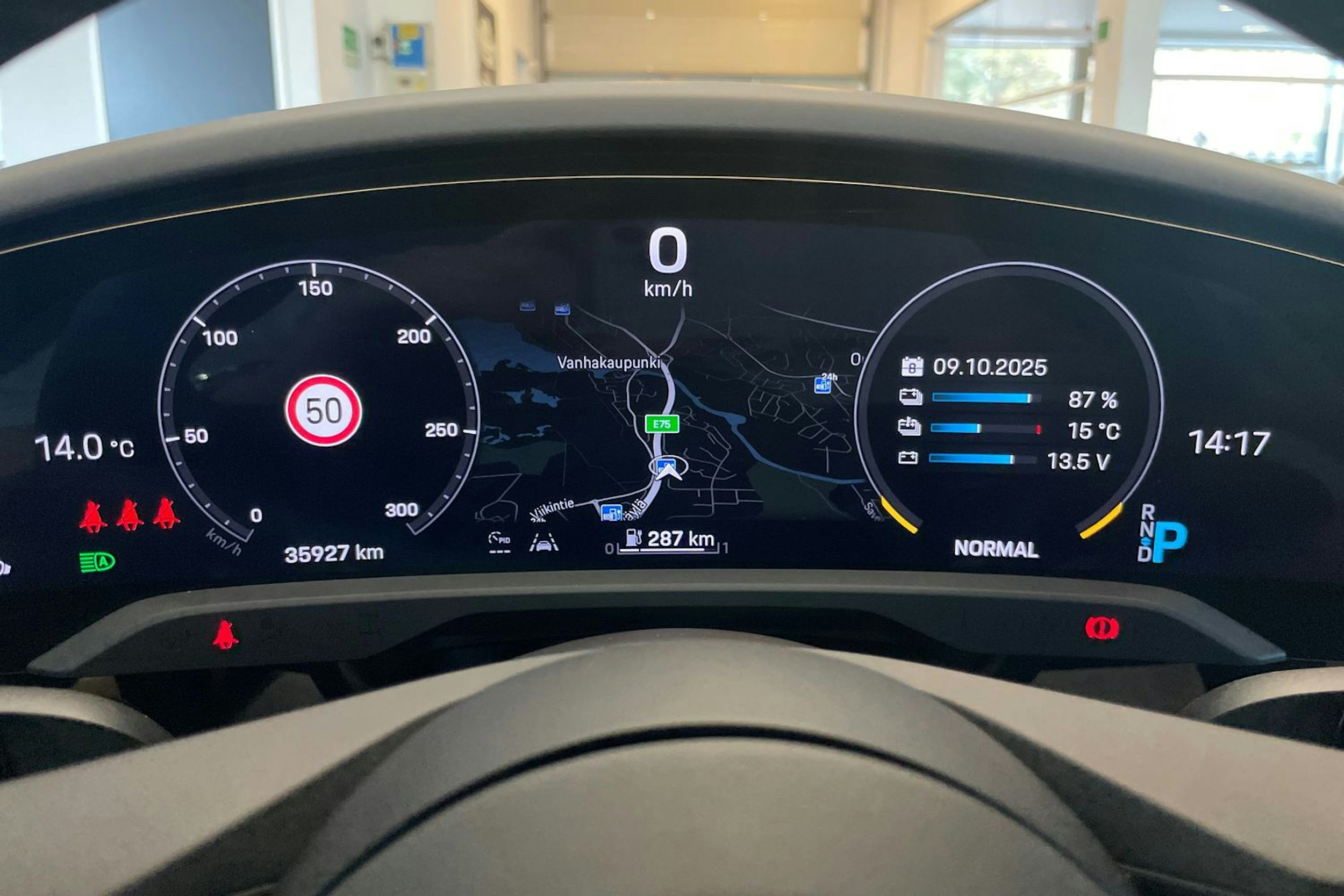 musta Porsche Taycan 2022 kuva 22.