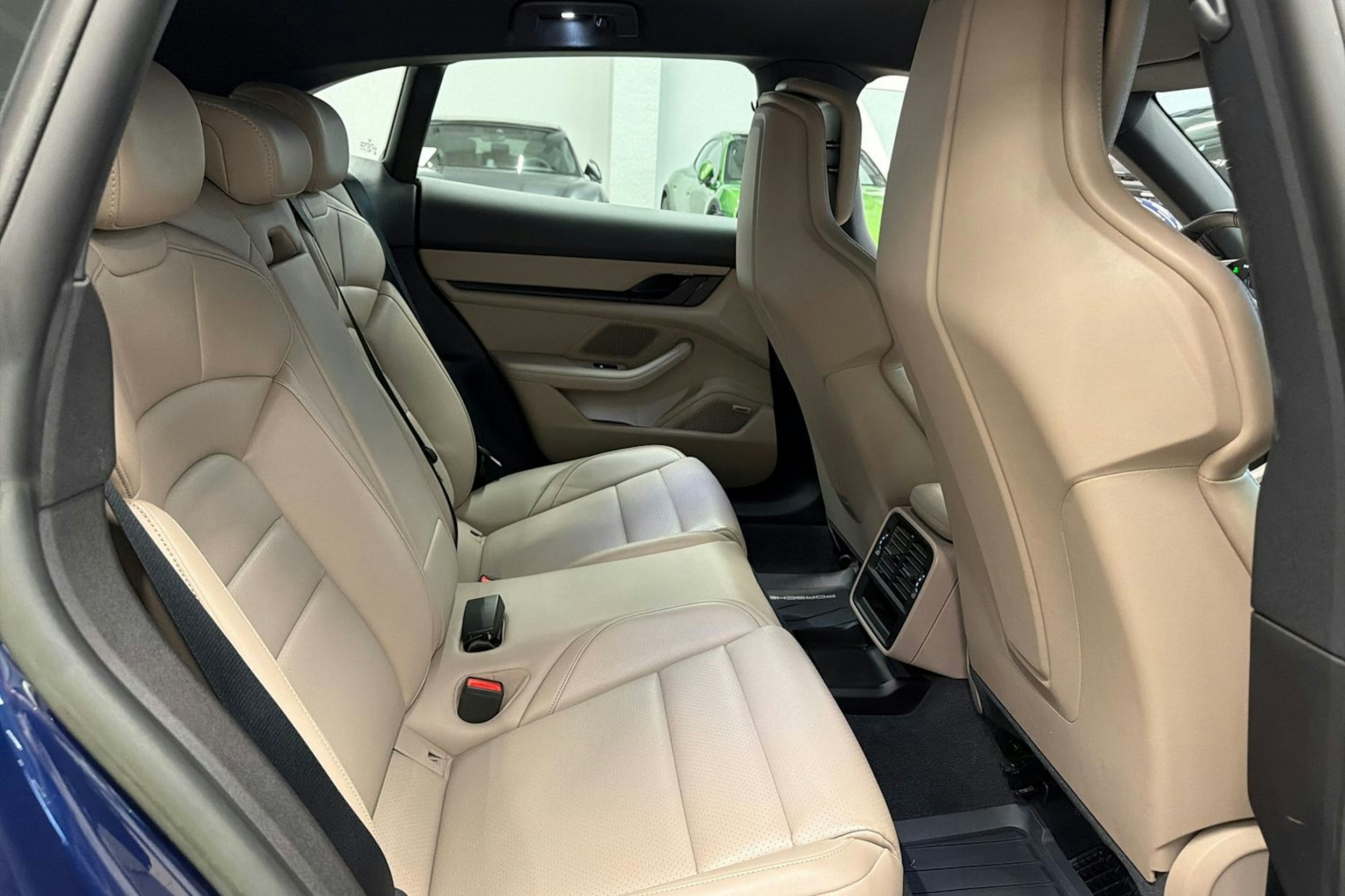 sininen Porsche Taycan 2022 kuva 11.