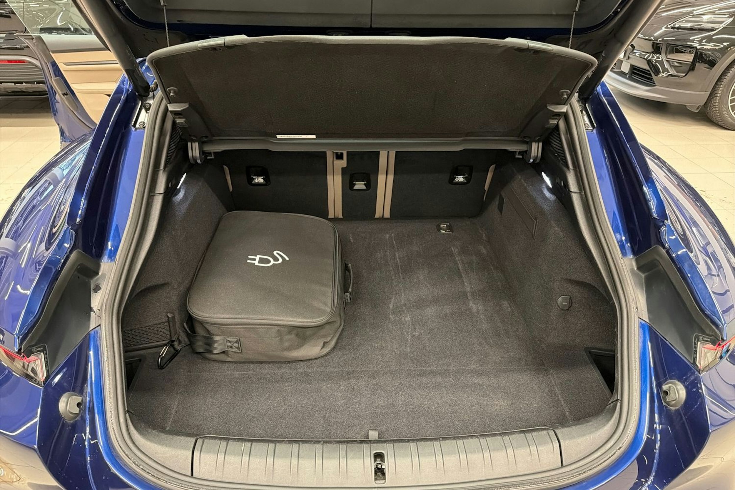 sininen Porsche Taycan 2022 kuva 14.