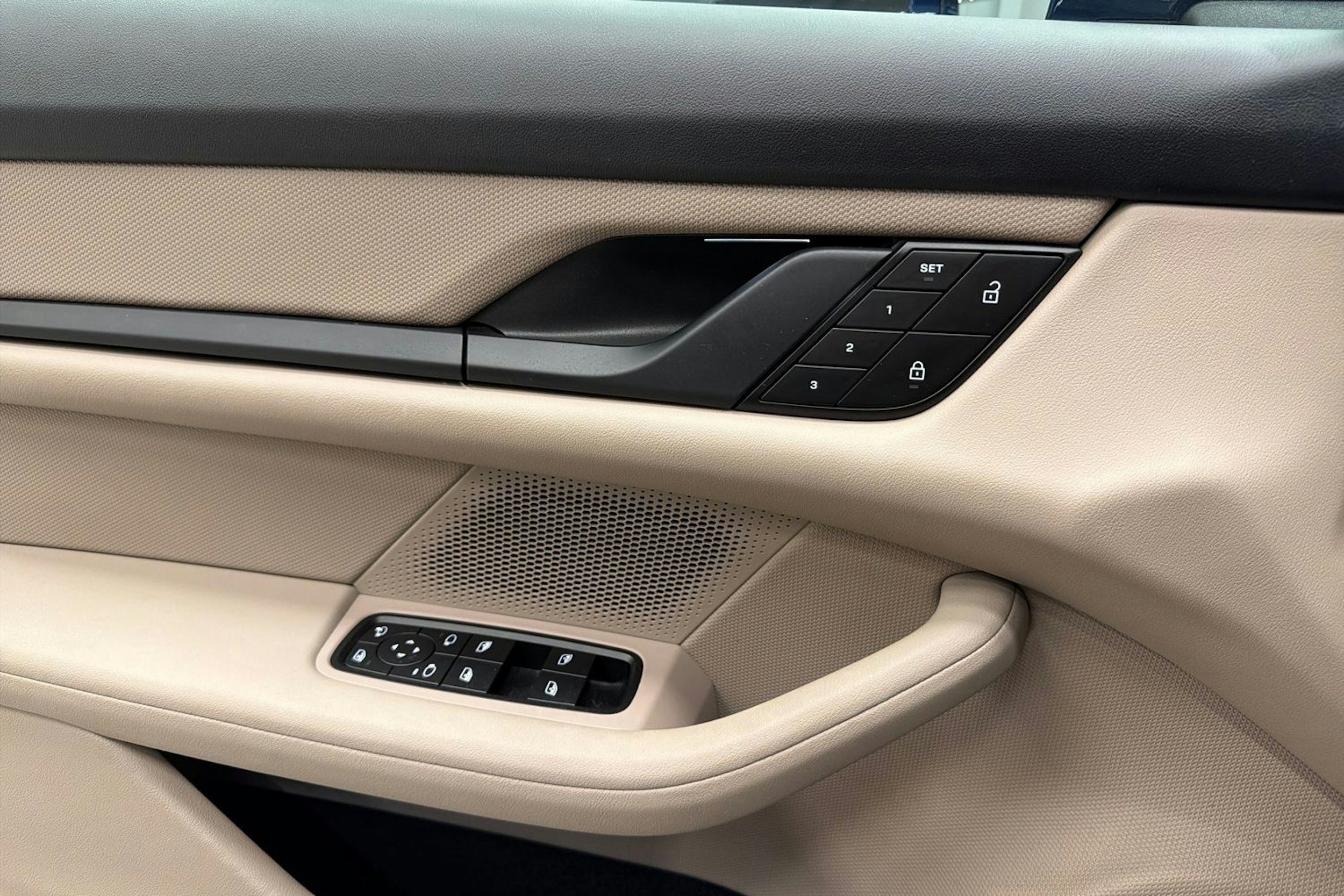 sininen Porsche Taycan 2022 kuva 21.