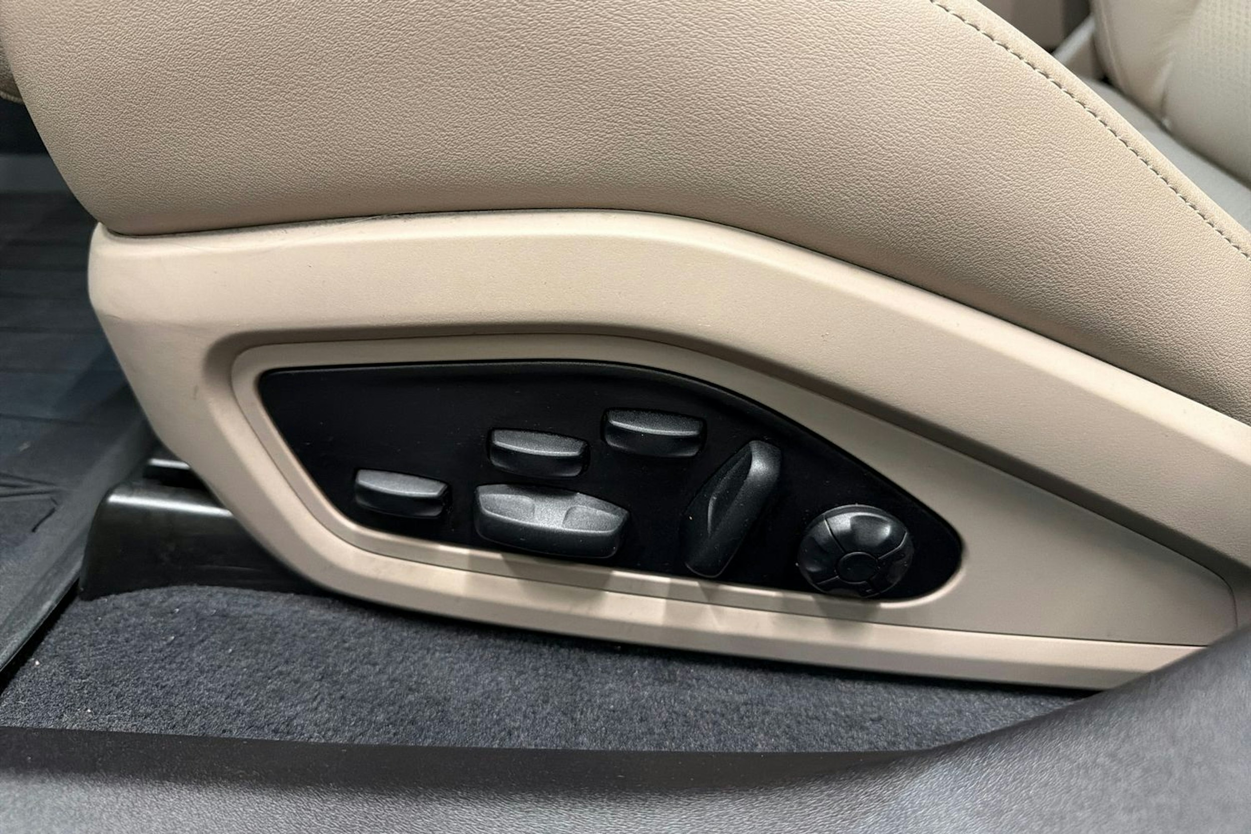 sininen Porsche Taycan 2022 kuva 23.