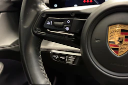 Musta Porsche Taycan 2022 kuva 13.