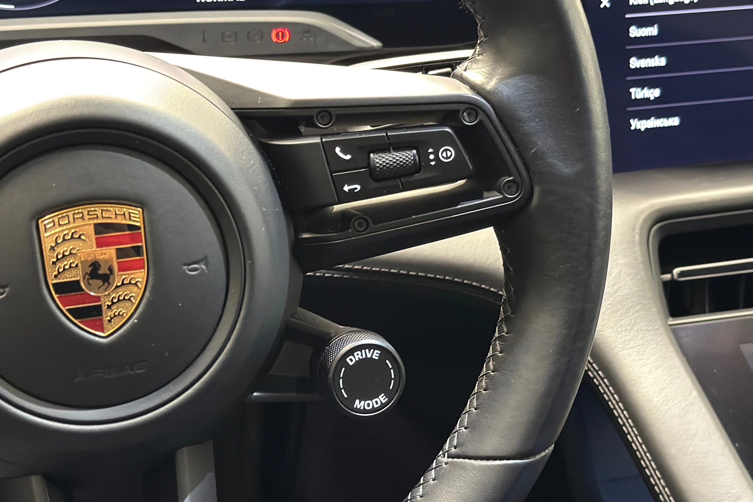 Musta Porsche Taycan 2022 kuva 14.
