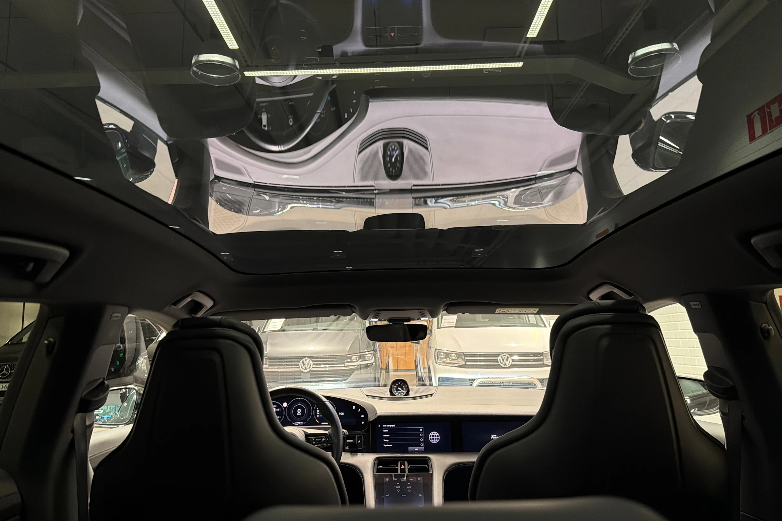 Musta Porsche Taycan 2022 kuva 24.