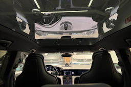 Musta Porsche Taycan 2022 kuva 24.
