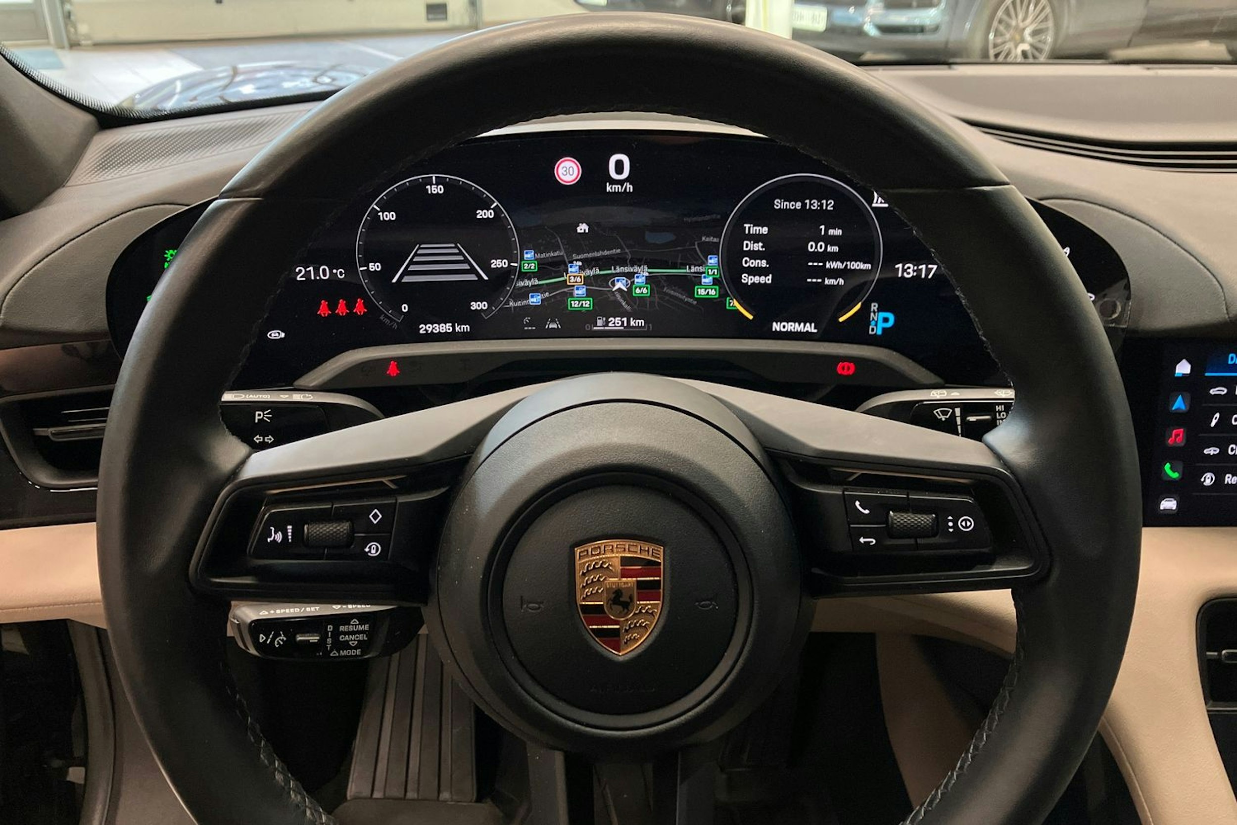 musta Porsche Taycan 2022 kuva 12.