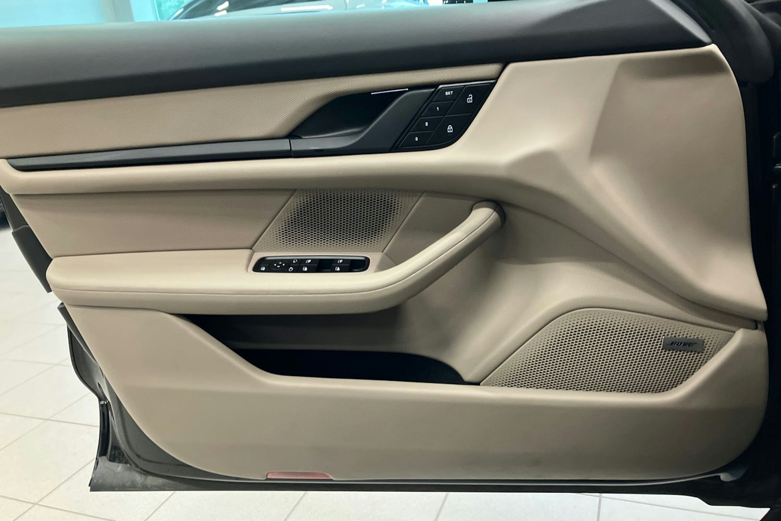 musta Porsche Taycan 2022 kuva 13.