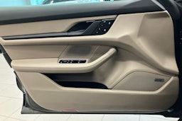 musta Porsche Taycan 2022 kuva 13.
