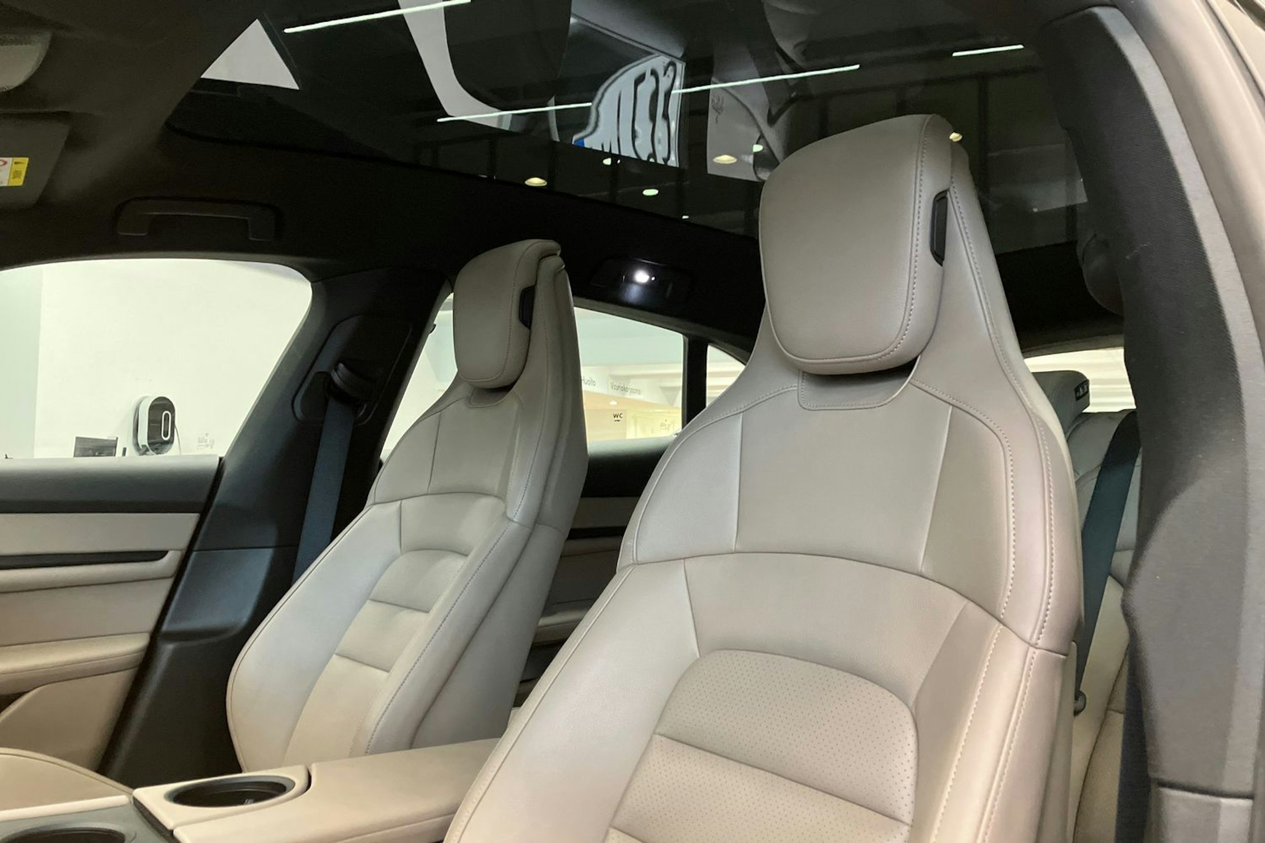 musta Porsche Taycan 2022 kuva 14.