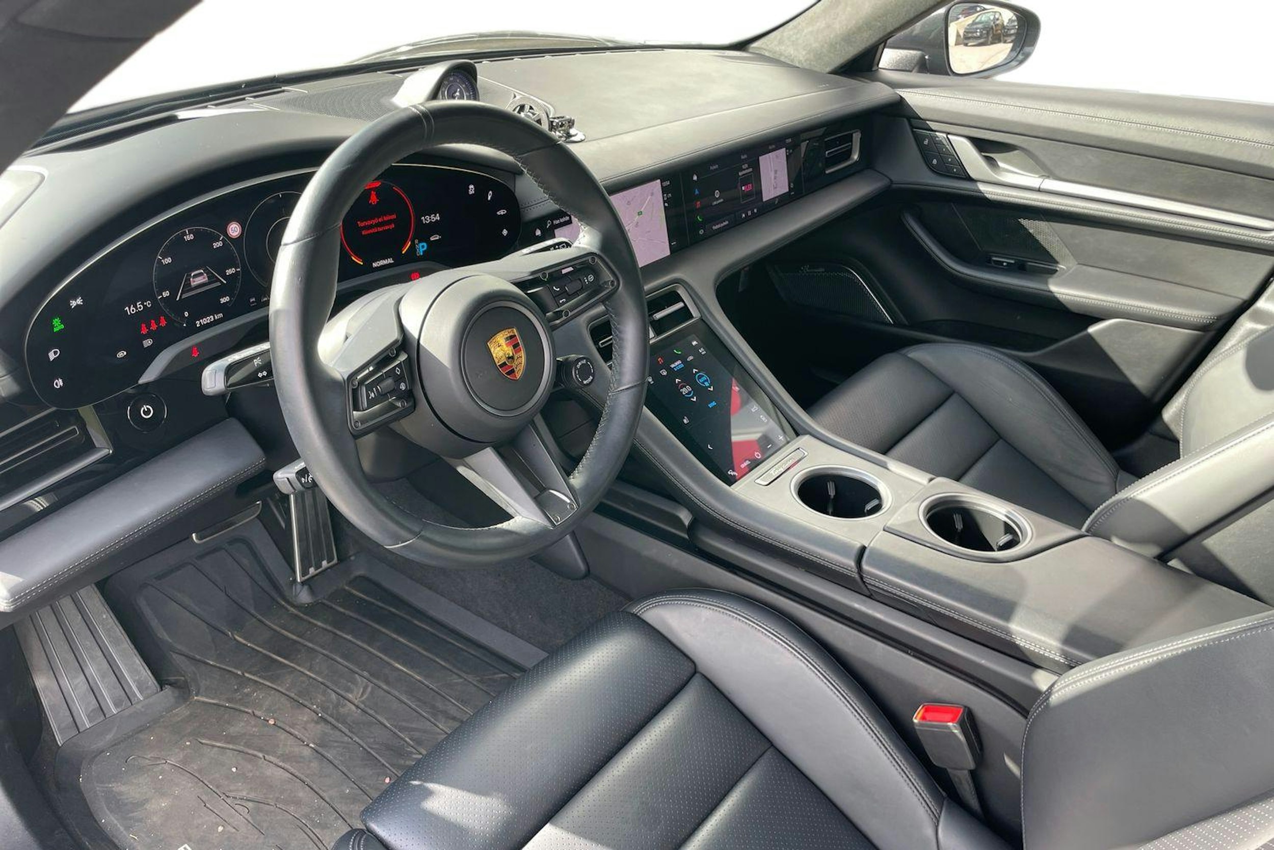 harmaa Porsche Taycan 2022 kuva 6.