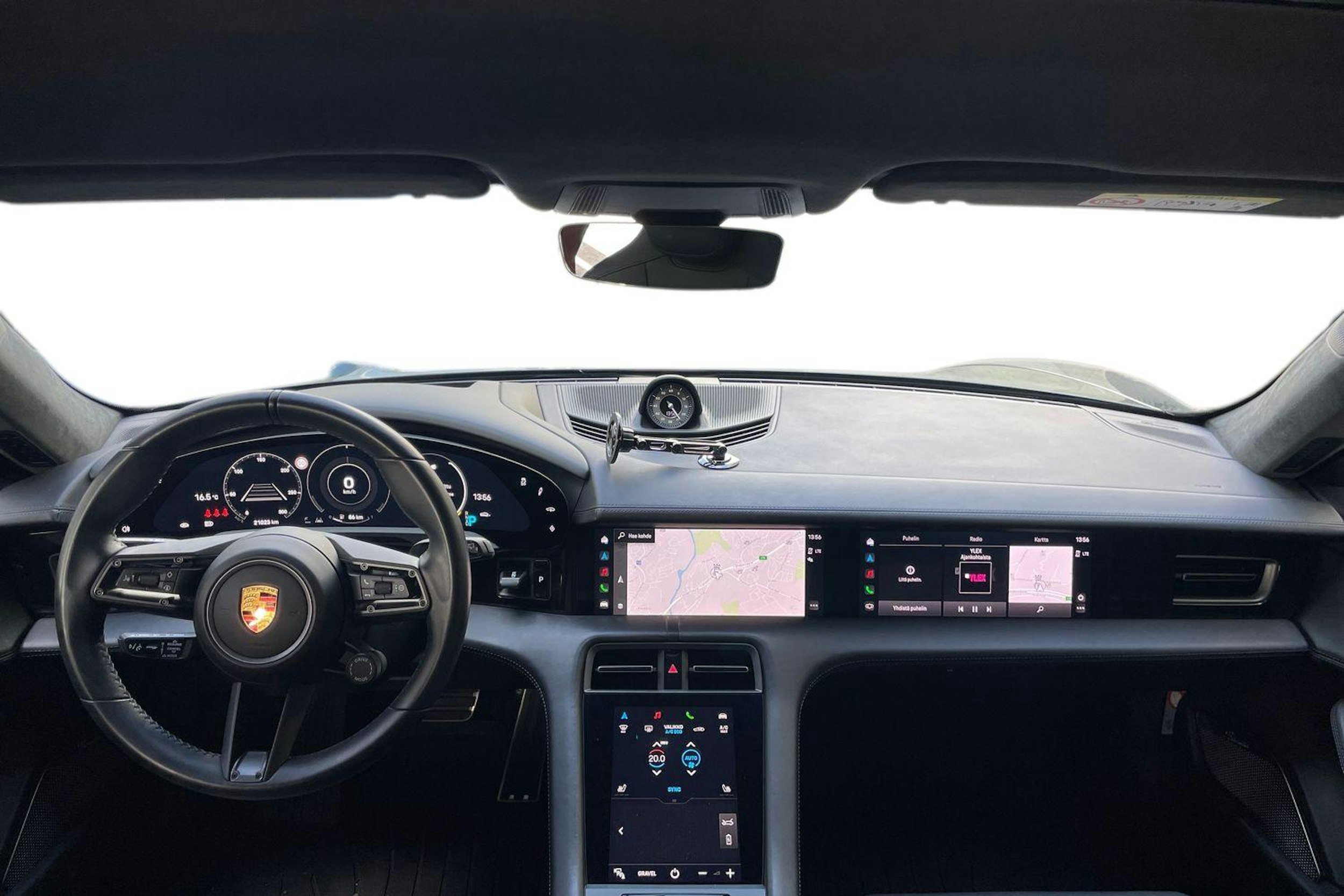 harmaa Porsche Taycan 2022 kuva 7.