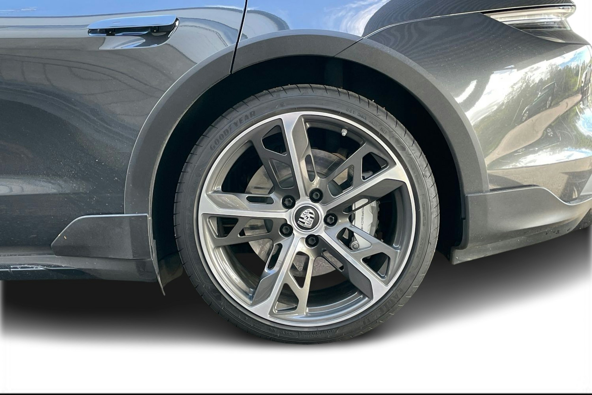 harmaa Porsche Taycan 2022 kuva 9.