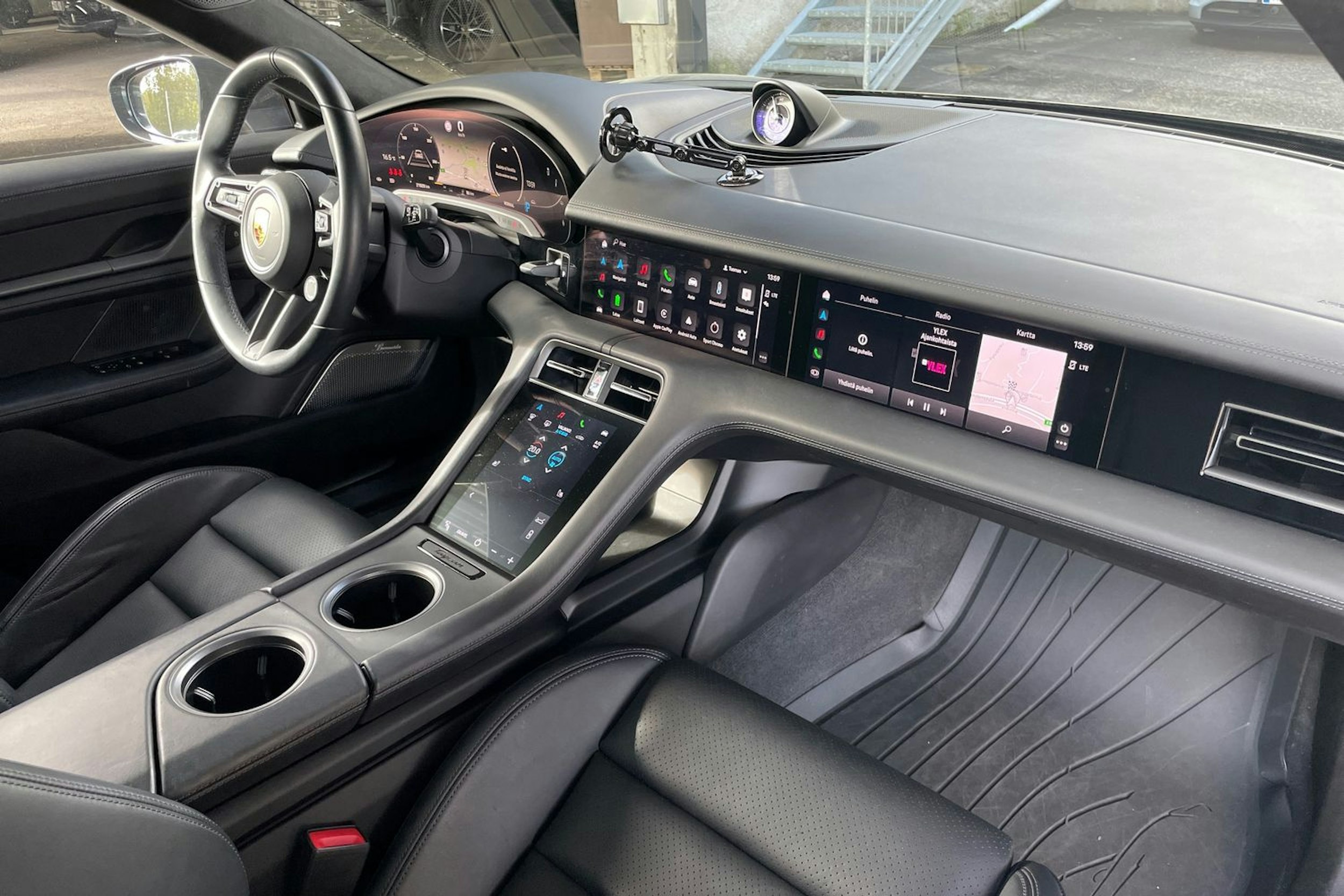 harmaa Porsche Taycan 2022 kuva 11.