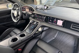 harmaa Porsche Taycan 2022 kuva 11.