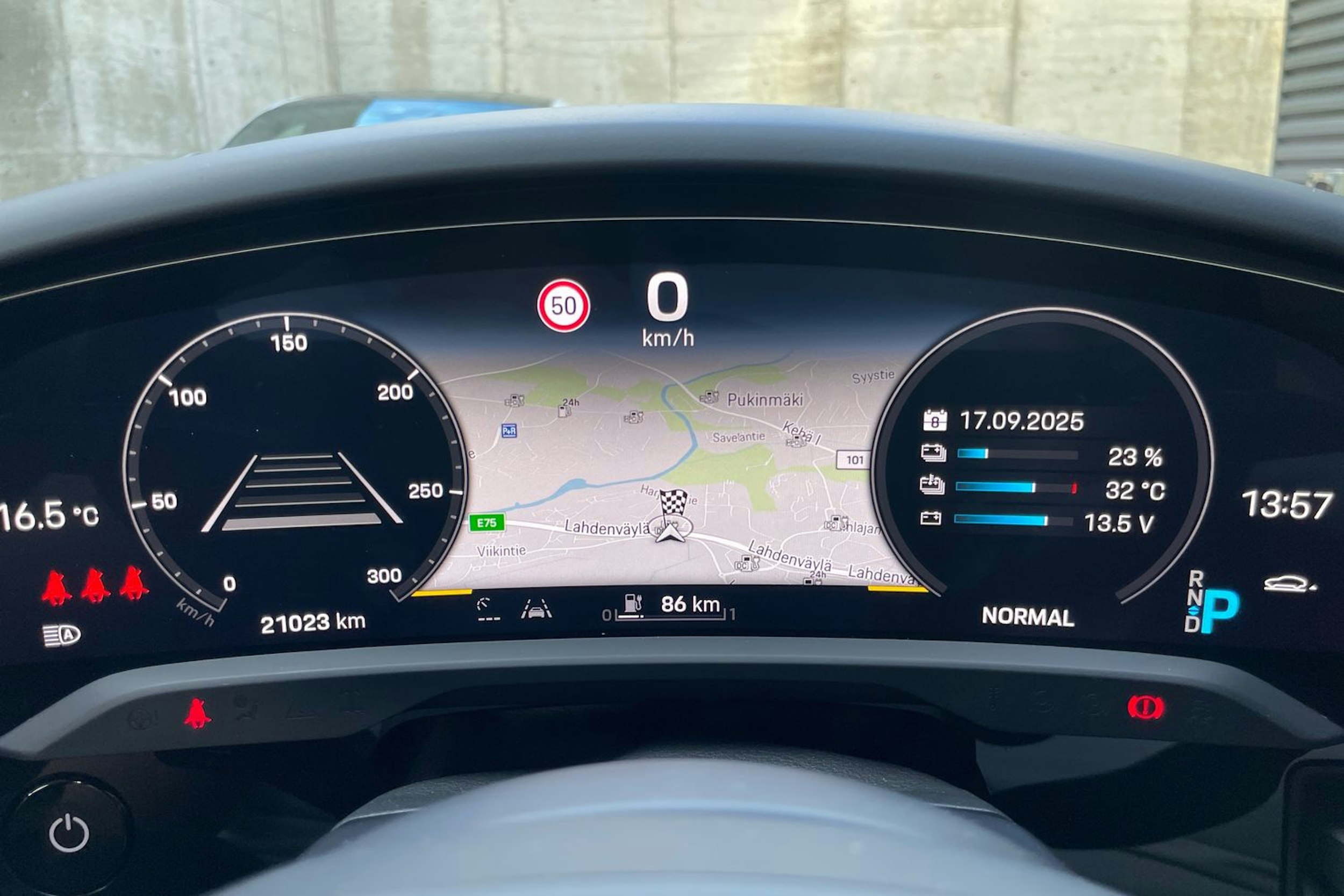 harmaa Porsche Taycan 2022 kuva 12.