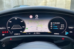harmaa Porsche Taycan 2022 kuva 12.