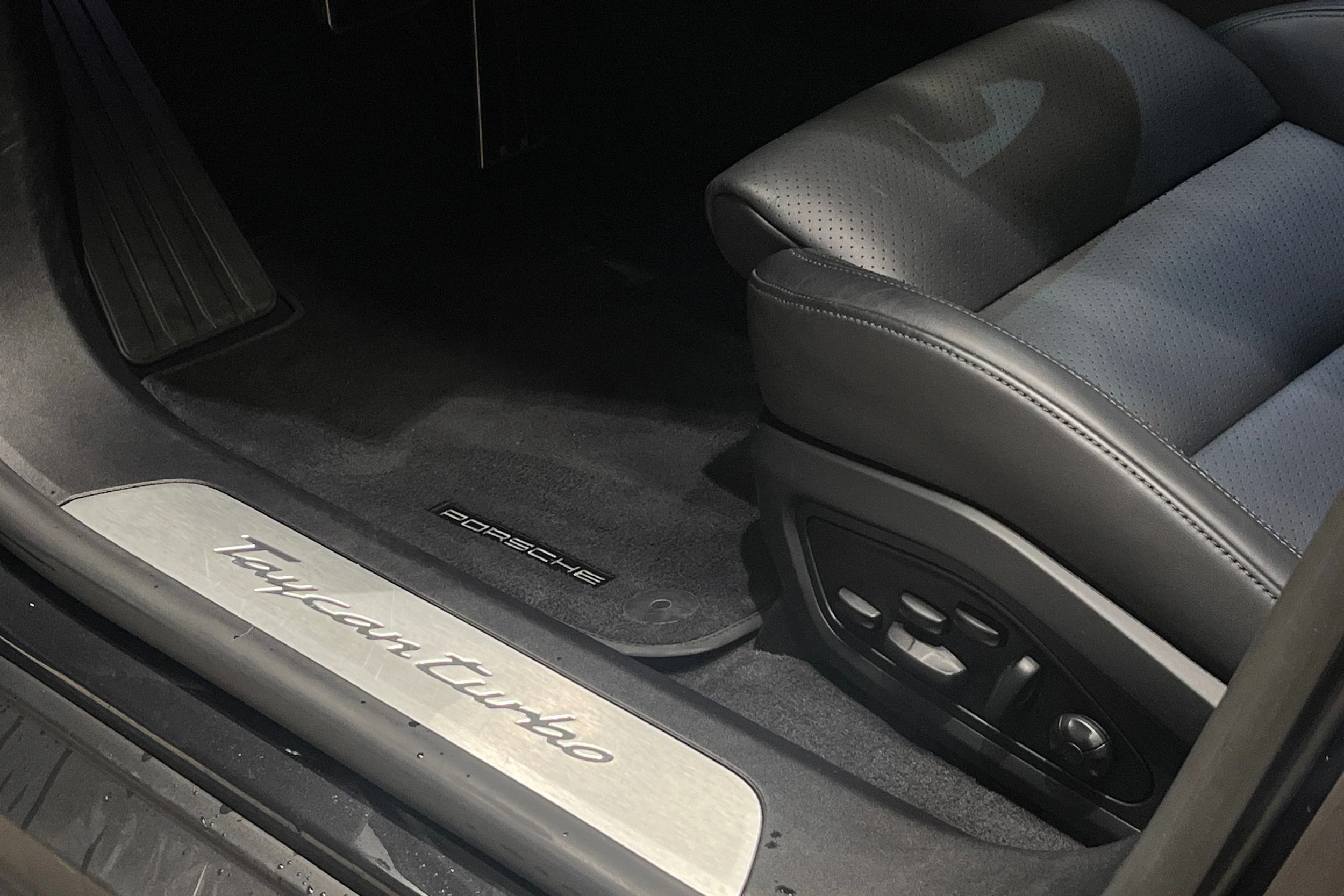Harmaa Porsche Taycan 2022 kuva 17.
