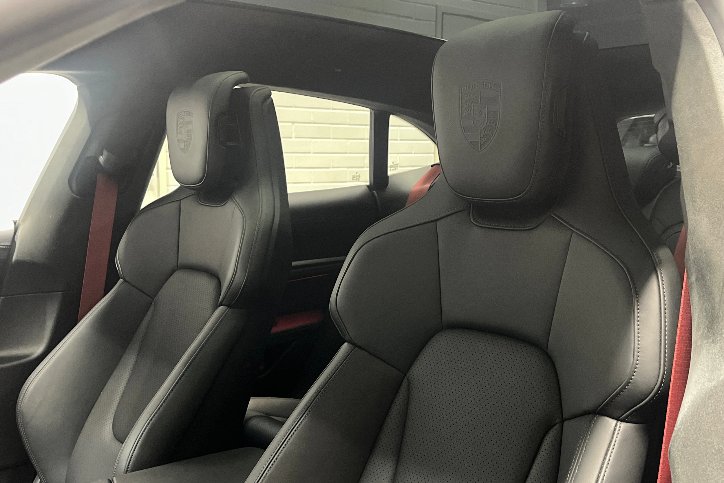 Harmaa Porsche Taycan 2022 kuva 18.
