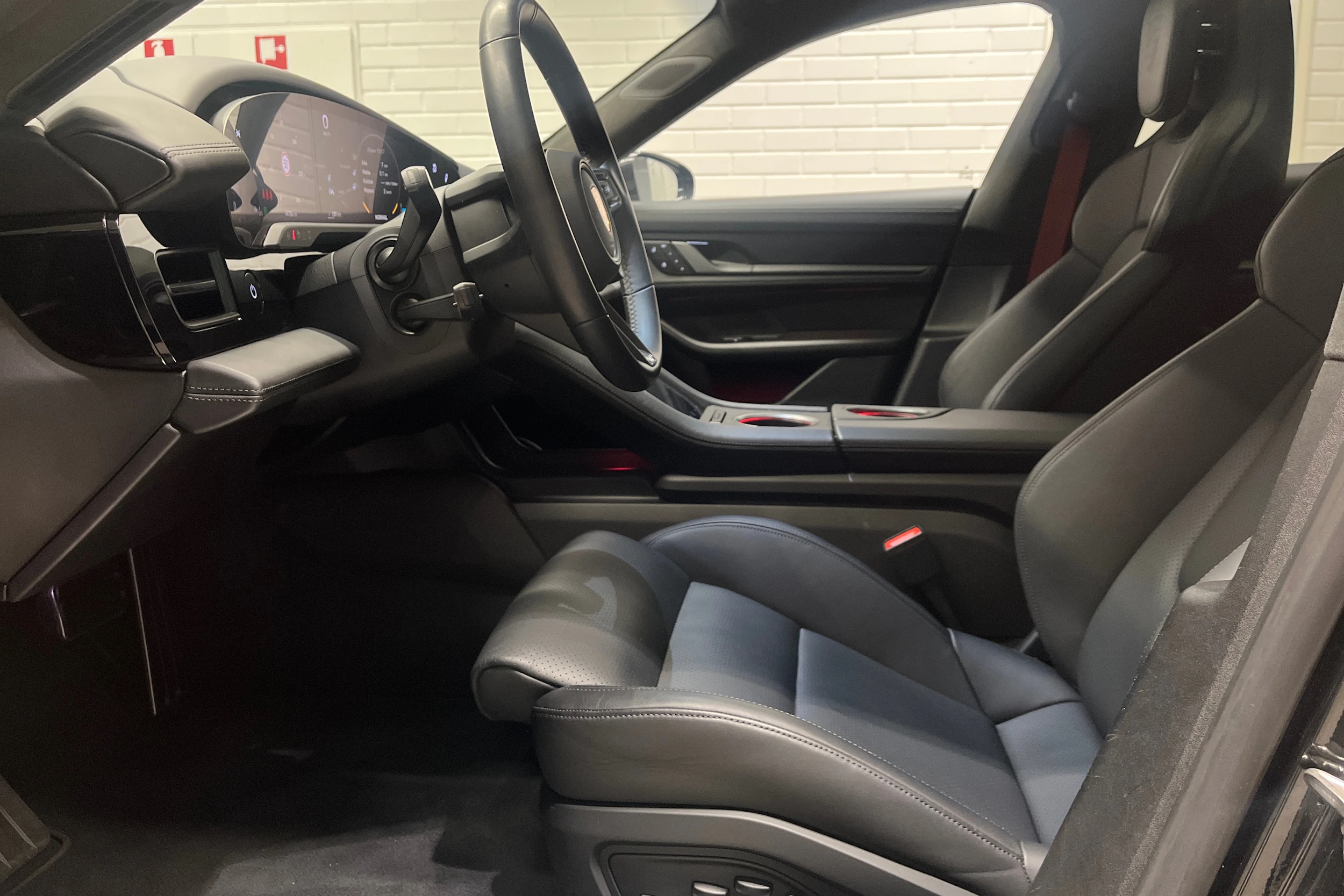 Harmaa Porsche Taycan 2022 kuva 19.