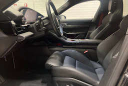 Harmaa Porsche Taycan 2022 kuva 19.