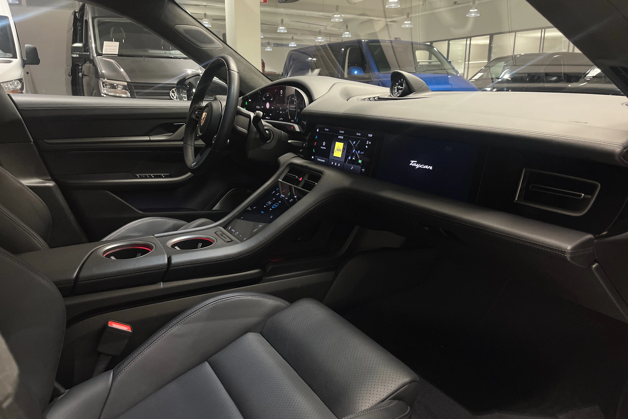 Harmaa Porsche Taycan 2022 kuva 20.